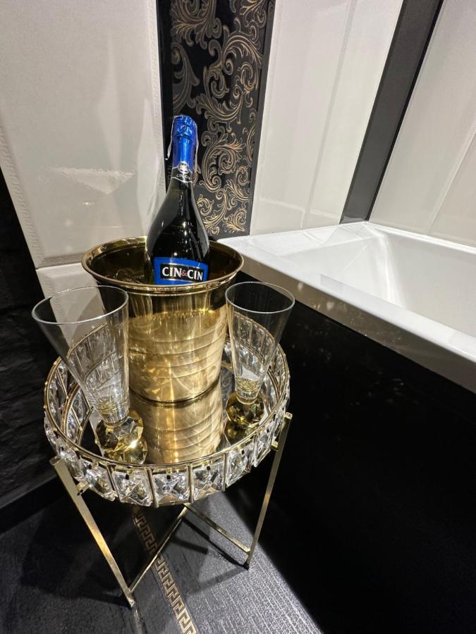 Darkhouse Versace Pink Лодзь Экстерьер фото